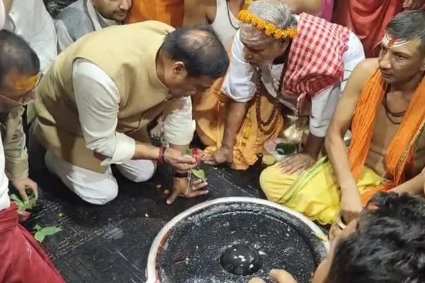 असम चुनाव से पहले सीएम हिमंता देवघर पहुंचे, बाबा बैद्यनाथ धाम में किए पूजा-अर्चना।