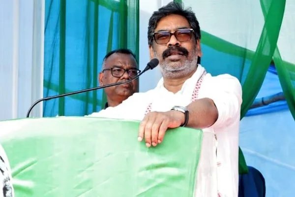 असम से लौटे सीएम हेमंत सोरेन, चुनावी दौरे के बाद रांची पहुंचे