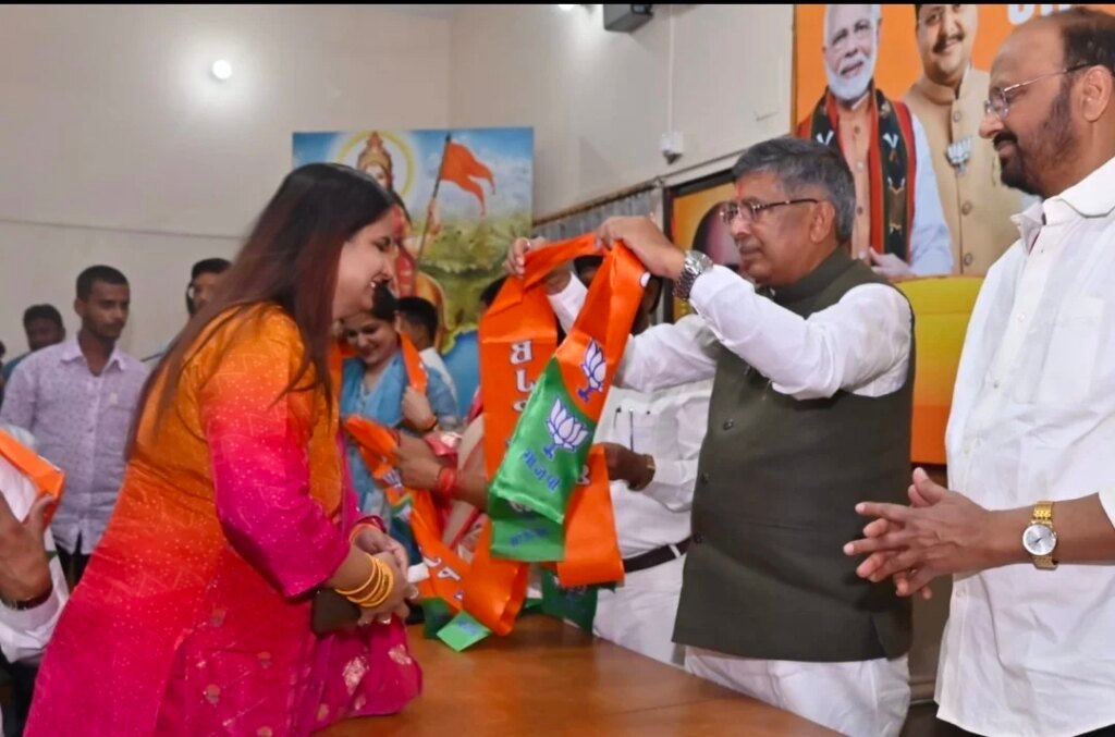 कांग्रेस को झटका, फुसरो की वार्ड पार्षद रश्मि सिंह सैकड़ों समर्थकों संग भाजपा में शामिल