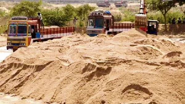 गुमला में बालू माफियाओं पर प्रशासन का बड़ा एक्शन: 10 नामजद, जांच में जुटी पुलिस