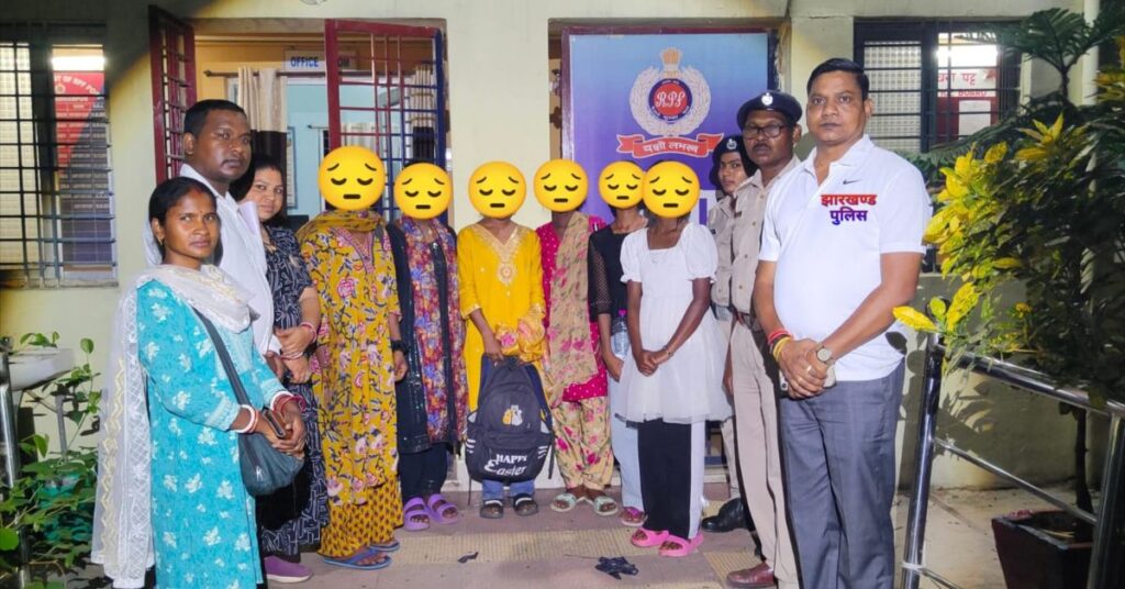 Chakradharpur Railway Station Rescue : तस्करों से बचाई गईं 6 नाबालिग बच्चियां, चक्रधरपुर रेलवे स्टेशन पर हुई कार्रवाई, नहीं पकड़ाए तस्कर