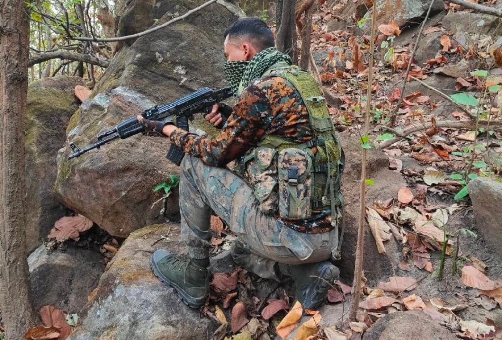 चाईबासा में नक्सलियों और सुरक्षाबलों के बीच भीषण मुठभेड़, रुक-रुक कर हो रही फायरिंग