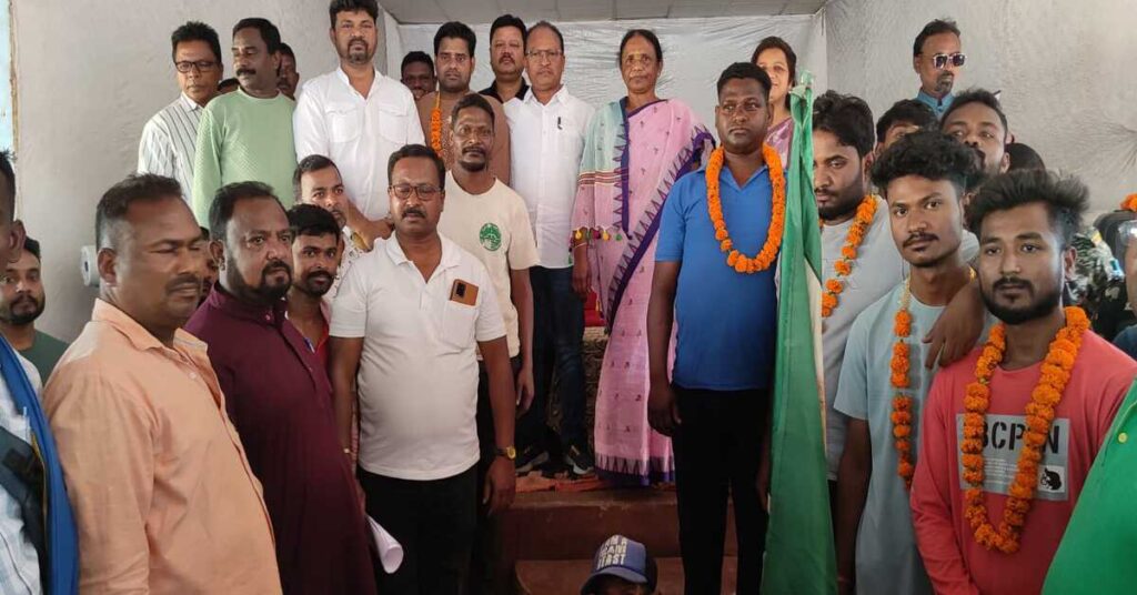 Chaibasa News : गुवा में एक दर्जन लोगों ने थामा झामुमो का दामन; सांसद जोबा मांझी ने किया स्वागत