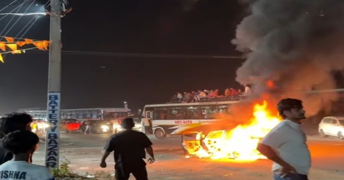 Jamshedpur News : डोबो-कांदरबेड़ा रोड पर कार में लगी आग, बाल-बाल बचे कार सवार लोग