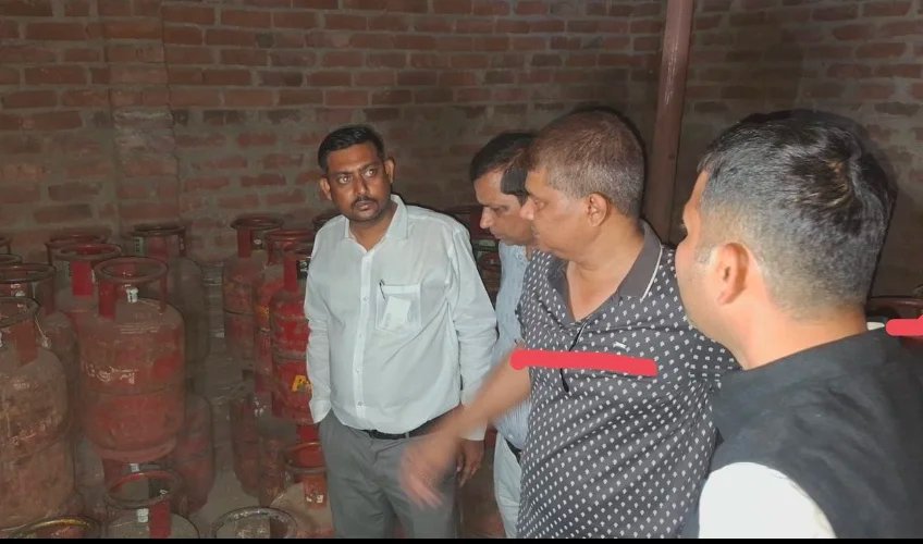 BREAKING : रांची के चुटिया में गैस कालाबाजारी का भंडाफोड़, 250 से ज्यादा सिलेंडर जब्त, दो हिरासत में (VIDEO)