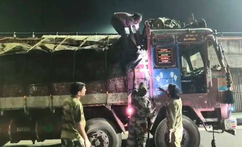 अवैध कोयले का काला खेल, देर रात CISF ने निरसा में पकड़ा 5 ट्रक कोयला