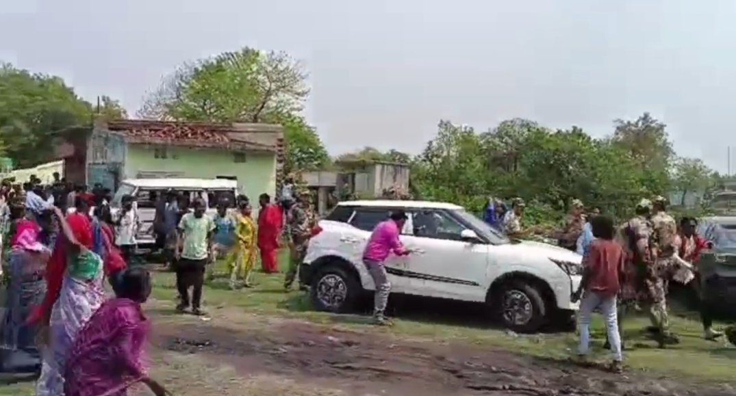 धनबाद के टांडाबाड़ी में भू-धसान के बाद लोगों का आक्रोश, बीसीसीएल अधिकारियों पर हमला