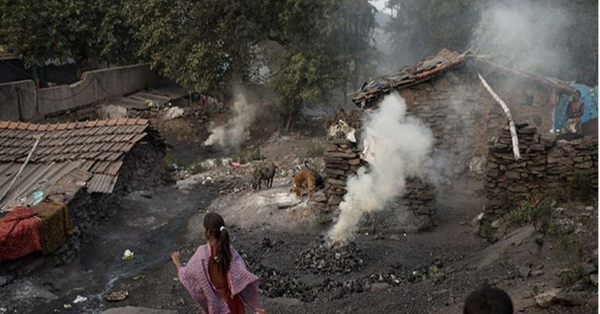 Dhanbad : झरिया में भू-धंसान के चलते एक घर जमींदोज, कई मकानों में दरारों से दहशत में लोग