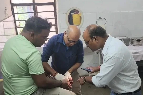 धनबाद में पुरानी रंजिश में युवक पर ताबड़तोड़ फायरिंग, बाल-बाल बची जान