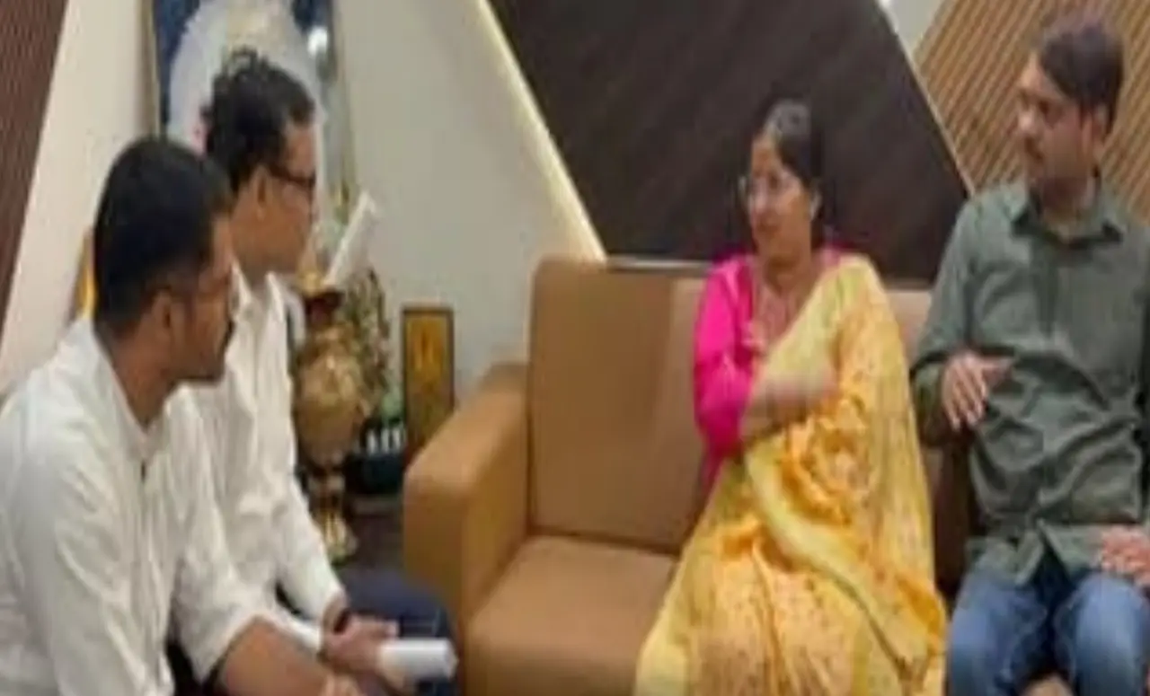 धनबाद रेल मंडल में सियासी टकराव: MP ढुल्लू महतो और मेयर संजीव सिंह की लड़ाई में अधिकारी फंसे