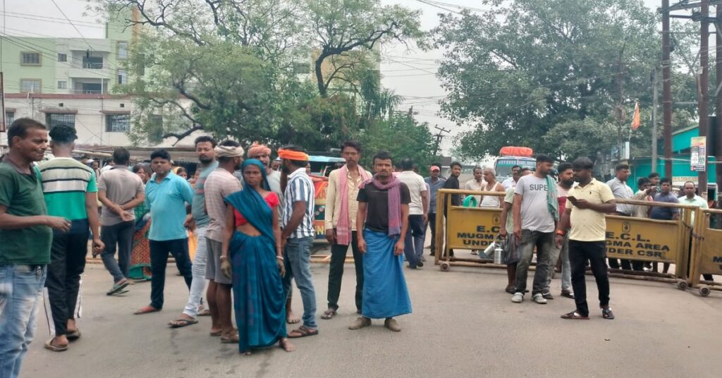 Dhanbad News: चिरकुंडा में कहर बनकर टूटी बिजली, तीन मवेशी की मौत; कई ने भाग कर बचाई जान, विभाग पर लापरवाही का आरोप