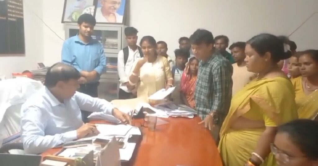 Dhanbad News: सिविल सर्जन कार्यालय में हंगामा; जनप्रतिनिधि व अभिभावकों ने कहा- मेडिकल सर्टिफिकेट के नाम पर गरीब बच्चों से मांगे जा रहे पैसे