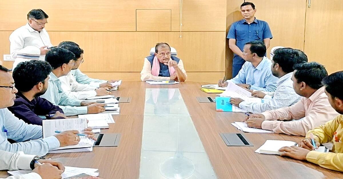 Palamu News : पलामू में 4000 चापाकल खराब, गहराया पेयजल संकट; वित्त मंत्री ने अधिकारियों को दिए कार्रवाई के निर्देश
