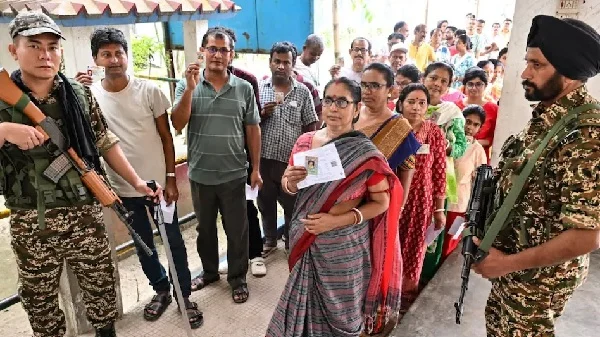 पश्चिम बंगाल विधानसभा चुनाव 2026: दूसरे चरण में 142 सीटों पर मतदान जारी, 3.21 करोड़ मतदाता तय करेंगे उम्मीदवारों की किस्मत