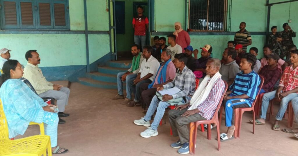 West Singhbhum News : गुआ खदान में स्थानीय की नियुक्ति का मामला: 5 मई की वार्ता पर टिकी निगाहें, चक्का जाम का ऐलान
