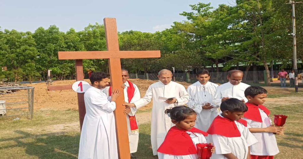 West Singhbhum : पश्चिमी सिंहभूम में श्रद्धा व आस्था के साथ मनाया गया गुड फ्राइडे
