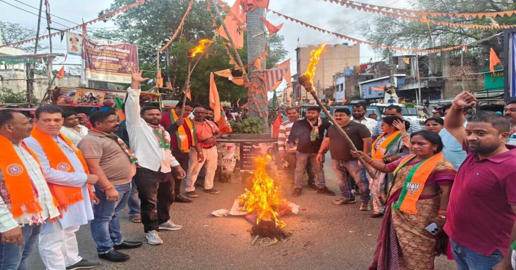 West Singhbhum News: महिला अधिकारों की रक्षा को लेकर विरोध प्रदर्शन, राहुल गांधी का पुतला दहन