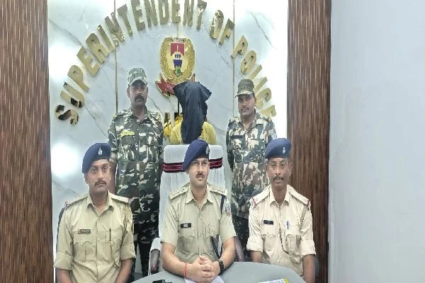 पाकुड़ में युवक को ब्राउन शुगर के साथ गिरफ्तार, 21 पुड़िया और बाइक-फोन जब्त