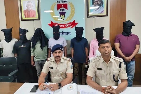 सामने पुलिस ने 7 आरोपियों को गिरफ्तार किया।.