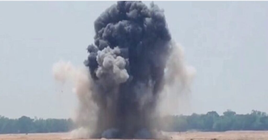 Bahragora Bomb: बहरागोड़ा में सेना ने नियंत्रित धमाके से डिस्ट्रॉय कर दिया दूसरे विश्व युद्ध का अमेरिकी बम, टला खतरा