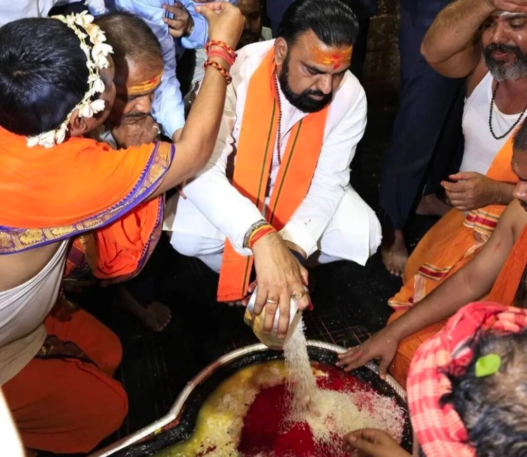 देवघर पहुंचे बिहार के मुख्यमंत्री सम्राट चौधरी, बाबा बैद्यनाथ धाम में किया जलाभिषेक