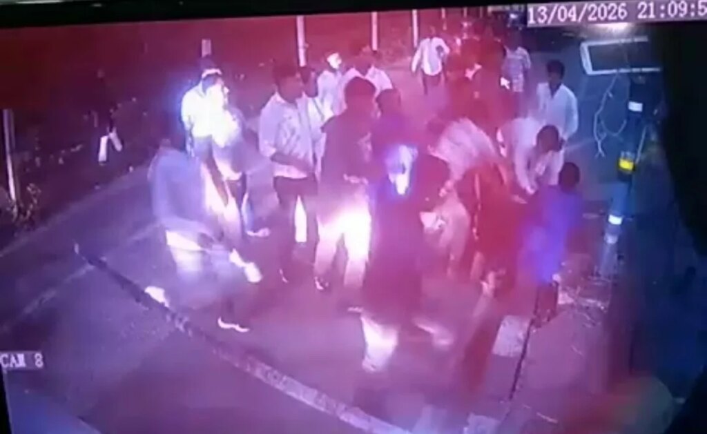 मांडर टोल प्लाजा पर 30-40 लोगों का हमला, मैनेजर समेत कई कर्मी घायल... देखें वीडियो