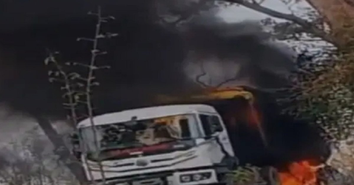 रांची समाचार: बॉक्साइट से भरा ट्रक आग की लपटों में, चालक-खलासी ने कूदकर बचाई जान।
