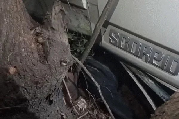 शादी की खुशी में आया मातम, बारात की गाड़ी पलटी, एक व्यक्ति की मौत