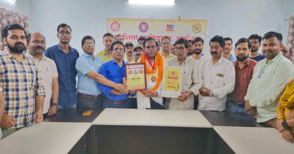 Education News: घाटशिला कॉलेज के प्राचार्य डा चौधरी को मिला राष्ट्रीय शिक्षा शिरोमणि पुरस्कार; उनकी उपलब्धियों को भी जानिए