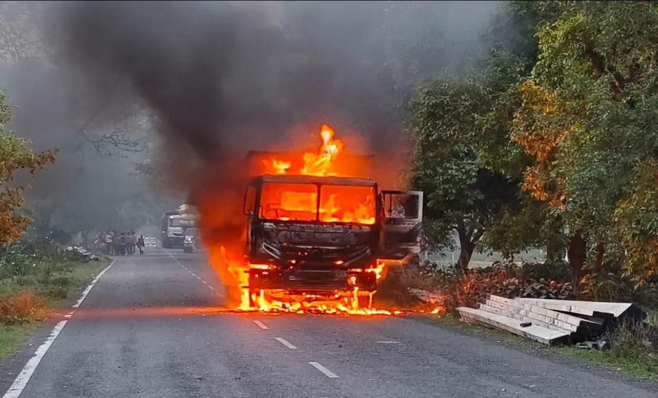 साहिबगंज: हाइवा में लगी आग, चालक-खलासी ने कूदकर बचाई जान, अफरा-तफरी मची