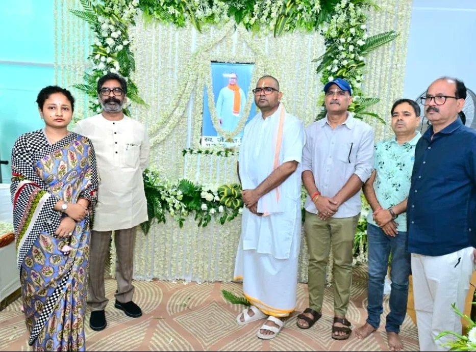 सीएम हेमंत सोरेन ने दिवंगत जेएन सिंह के संस्कार भोज में लिया हिस्सा