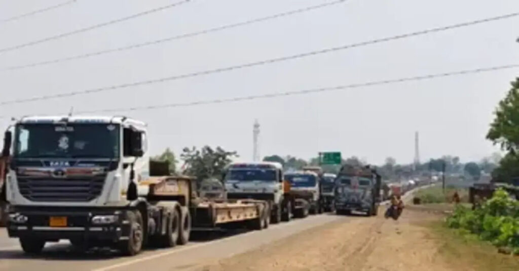 Seraikela News : नीमडीह में 30 घंटे से जाम, पितकी रेलवे फाटक बना ‘डेथ ट्रैप’; 12 किमी तक फंसे हजारों वाहन