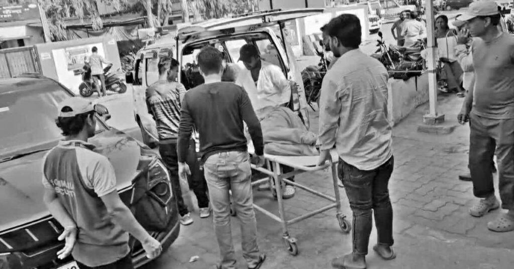 Hazaribagh News : हजारीबाग सड़क हादसा: शादी से लौट रहे परिवार की कार हाईवा से टकराई, मां-बेटे की मौत