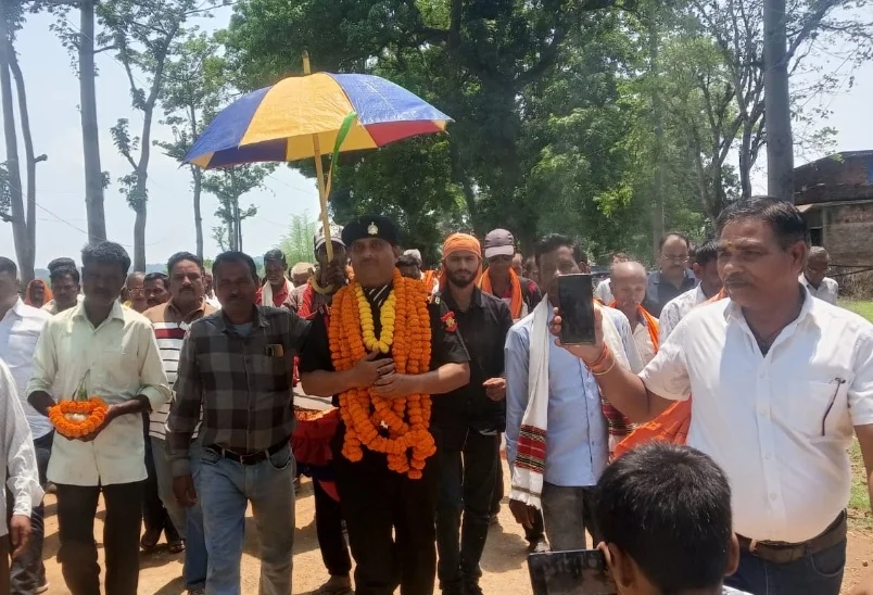 30 साल देश की सरहद पर डटे रहे JCO सत्येंद्रनाथ सिंह, बाड़े गांव में ढोल-नगाड़ों के साथ हुआ ऐतिहासिक स्वागत