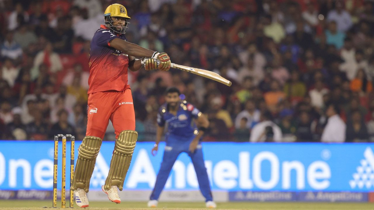 RCB VS MI: ऐन मौके पर आकर भुवनेश्वर ने पलटी बाजी, रॉयल चैलेंजर्स बेंगलुरु ने मुंबई इंडियंस को 2 विकेट से हराया