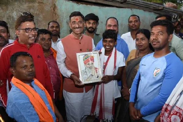 अंतरराष्ट्रीय फुटबॉलर दिव्यानी लिंडा से मिले संजय सेठ, उपलब्धि पर किया सम्मानित
