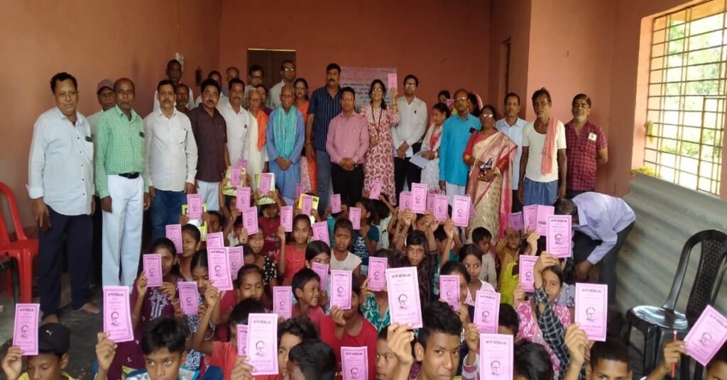 Ghatshila News : घाटीडुबा दुर्गा मंडप में हुआ अपूर पाठशाला का शुभारंभ, गांव की तीन महिलाएं देंगी बच्चों को नि:शुल्क शिक्षा