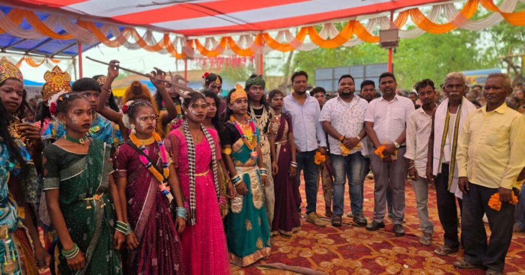 Chakradharpur News : चक्रधरपुर के इटोर गांव में दो दिवसीय छऊ नृत्य सह मेला संपन्न, कलाकारों ने बांधा समां