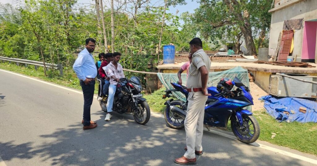 Chakradharpur Vehicle Checking Drive : चक्रधरपुर में सघन वाहन जांच अभियान: बिना हेलमेट-सीट बेल्ट पर कार्रवाई, 24 वाहनों से 39 हजार जुर्माना
