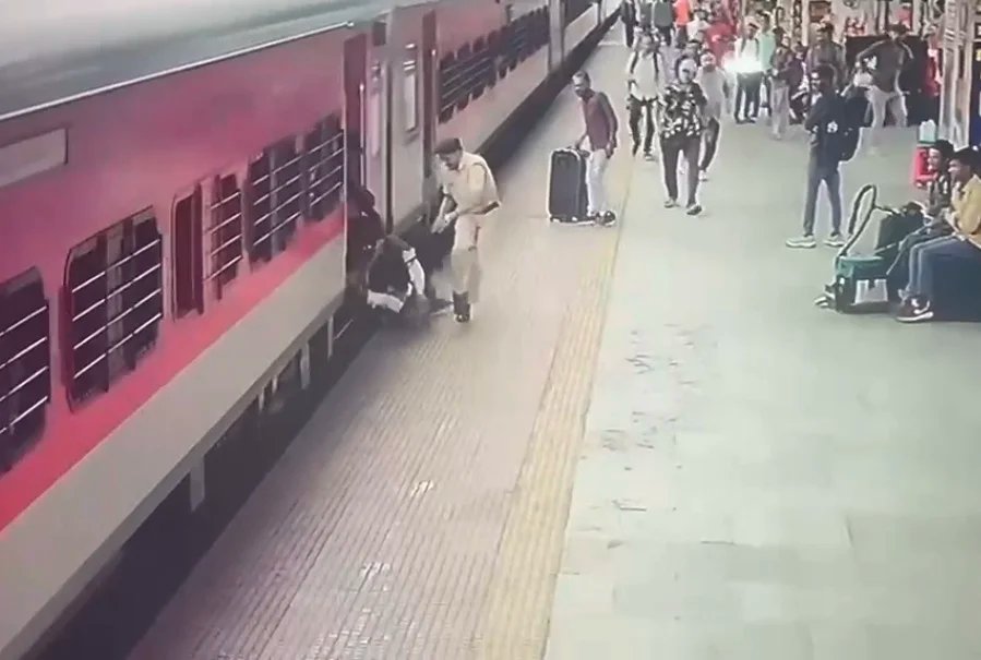 चलती ट्रेन में चढ़ते वक्त फिसला युवक, आरपीएफ जवान ने बचाई जान