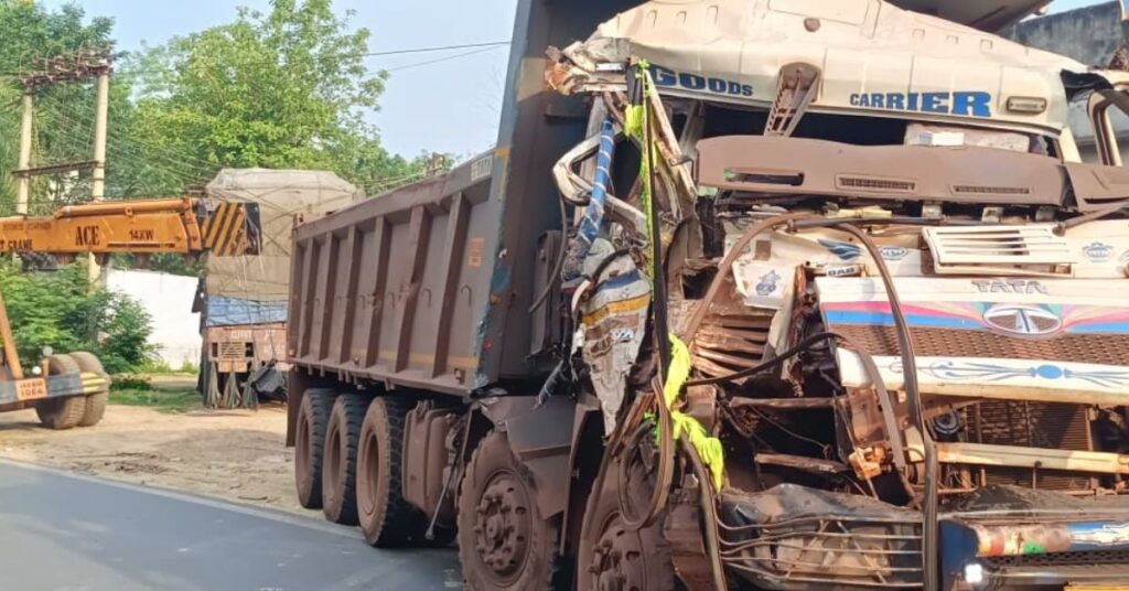 Chaibasa Road Accident : कोल्हान विश्वविद्यालय परिसर के पास दो ट्रकों की सीधी टक्कर, एक चालक गंभीर रूप से घायल