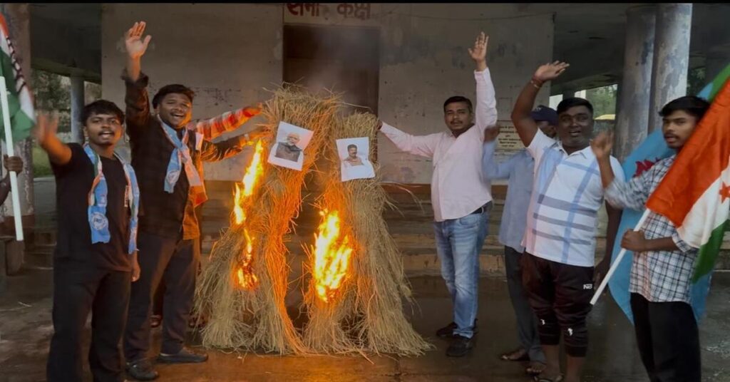 Chaibasa News : NSUI ने फूंका PM व केंद्रीय शिक्षा मंत्री का पुतला, नीट परीक्षा पेपर लीक का जोरदार विरोध