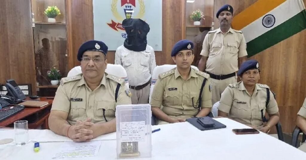 Chatra Crime : जैन मंदिर से चोरी गई 100 साल पुरानी मूर्ति महज दो घंटे में बरामद, चोर को गिरफ्तार कर उसका नेटवर्क खंगाल रही पुलिस