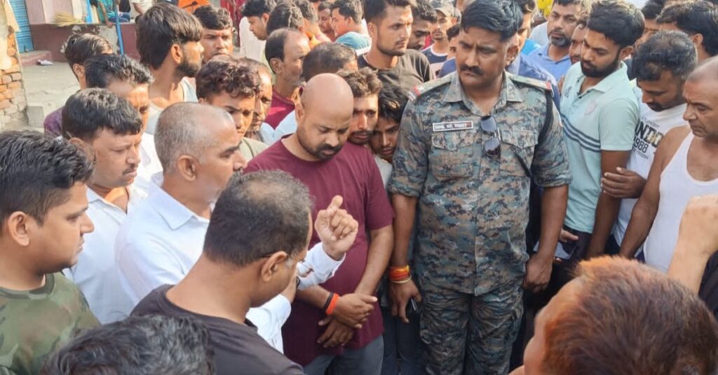 Chatra News : माॅर्निंग वाक पर निकली कांग्रेसी नेता की मां को डंपर ने कुचला, विरोध में सड़क जाम
