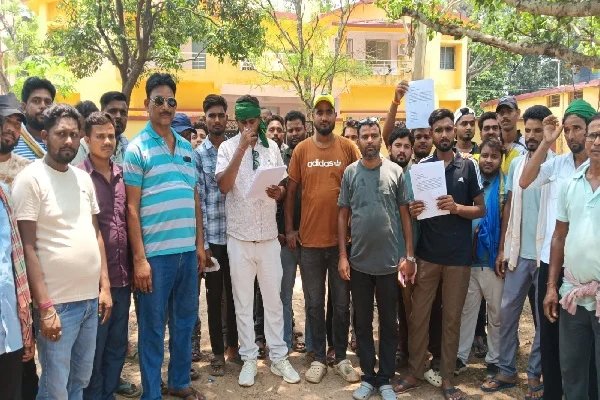 जनगणना मैपिंग में गड़बड़ी का आरोप, नवाडीह के ग्रामीणों ने प्रखंड मुख्यालय पर किया प्रदर्शन