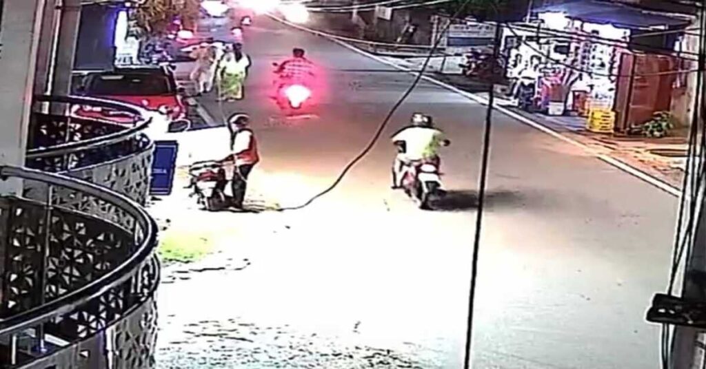 Jamshedpur Crime : कदमा में महिला के गले से सरे आम चेन छीन कर भागे बदमाश सीसीटीवी में कैद, FIR दर्ज