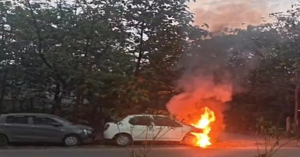 Jamshedpur Fire : गोलमुरी में बिकने के लिए खड़ी कार में लगी आग से अफरा-तफरी, दमकल ने बुझाया