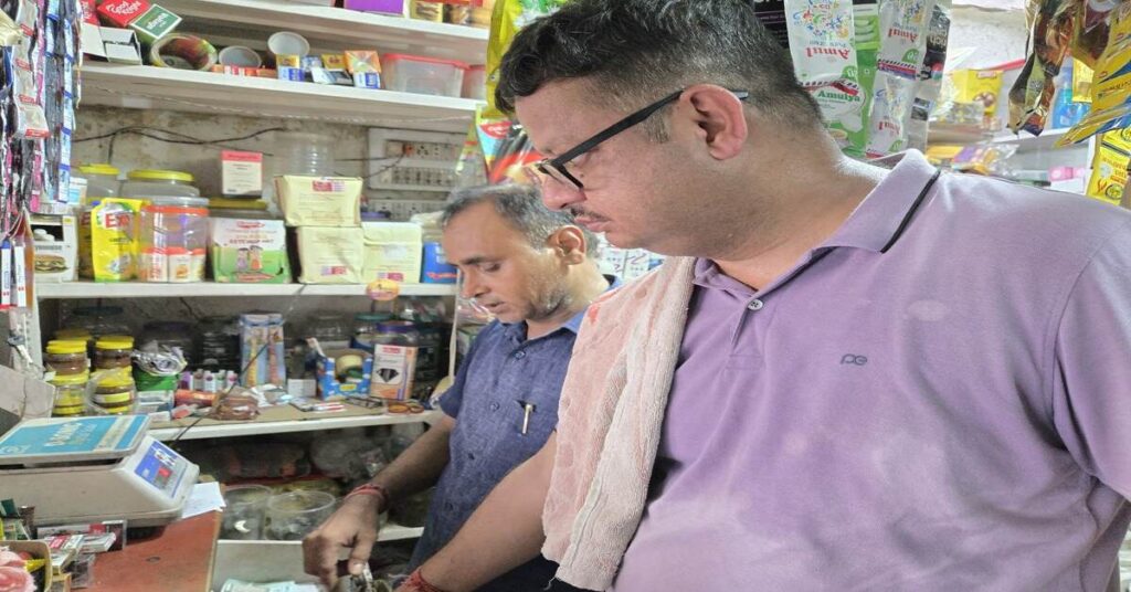 Jamshedpur Theft : मानगो में दुकान की छत काटकर चोरी, कीमती सामान पर चोरों ने किया हाथ साफ