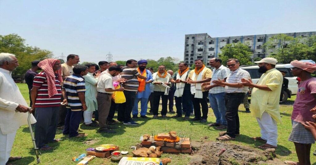 Jamshedpur News: जमशेदपुर में ब्राह्मण समाज को मिला सामुदायिक भवन, वैदिक मंत्रोच्चार के साथ हुआ भूमि पूजन