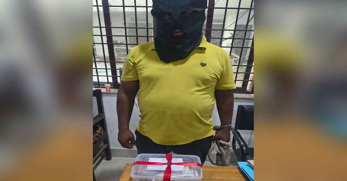 Jamshedpur Crime: जमशेदपुर में किराना दुकान में खुलेआम बेचा जा रहा था गांजा, पुलिस ने छापामारी कर दुकानदार को किया गिरफ्तार